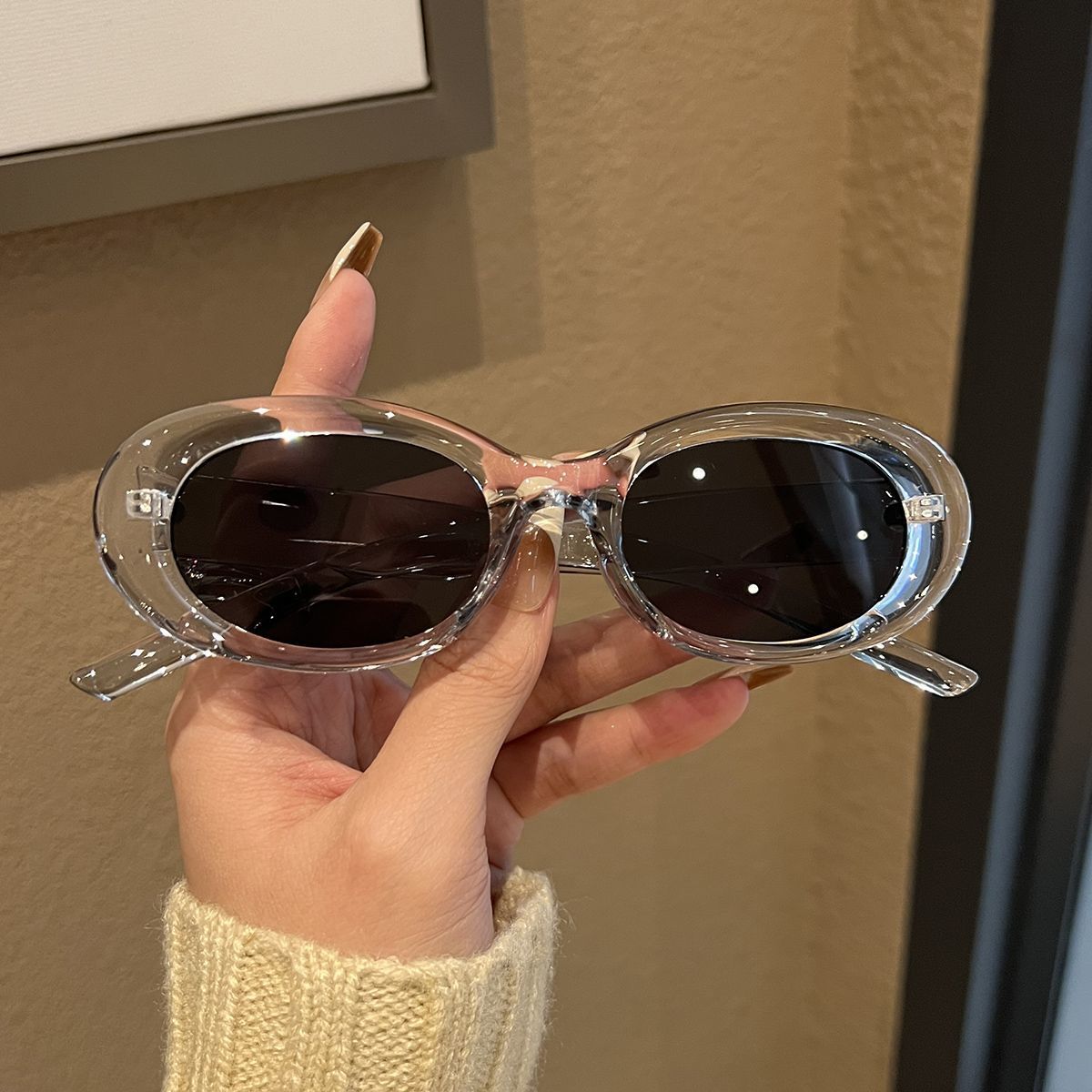 Curved-shaped sunglasses