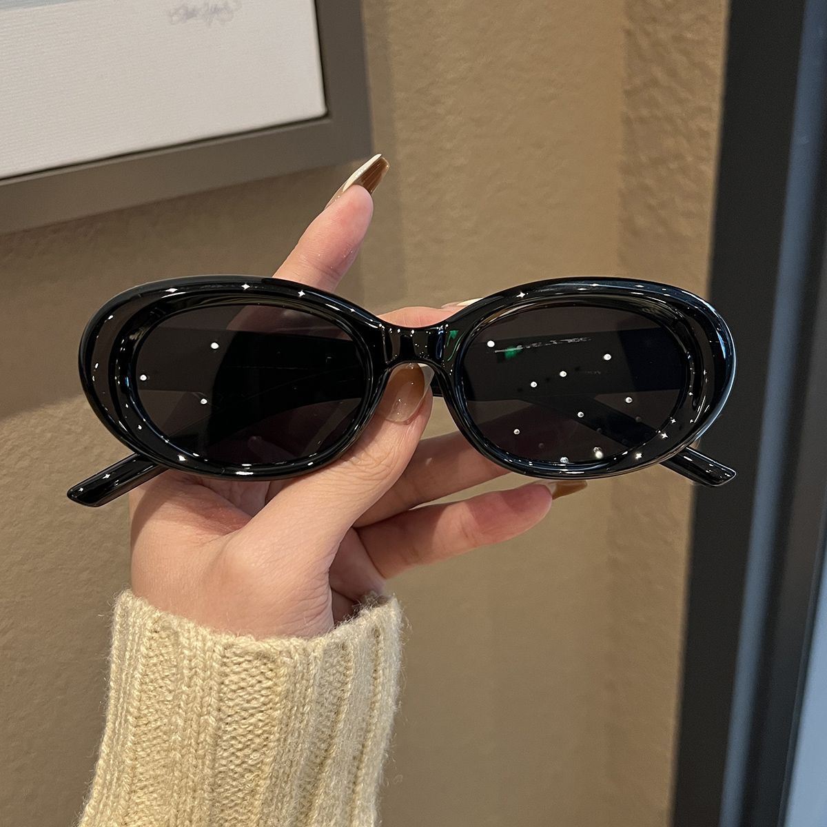 Curved-shaped sunglasses