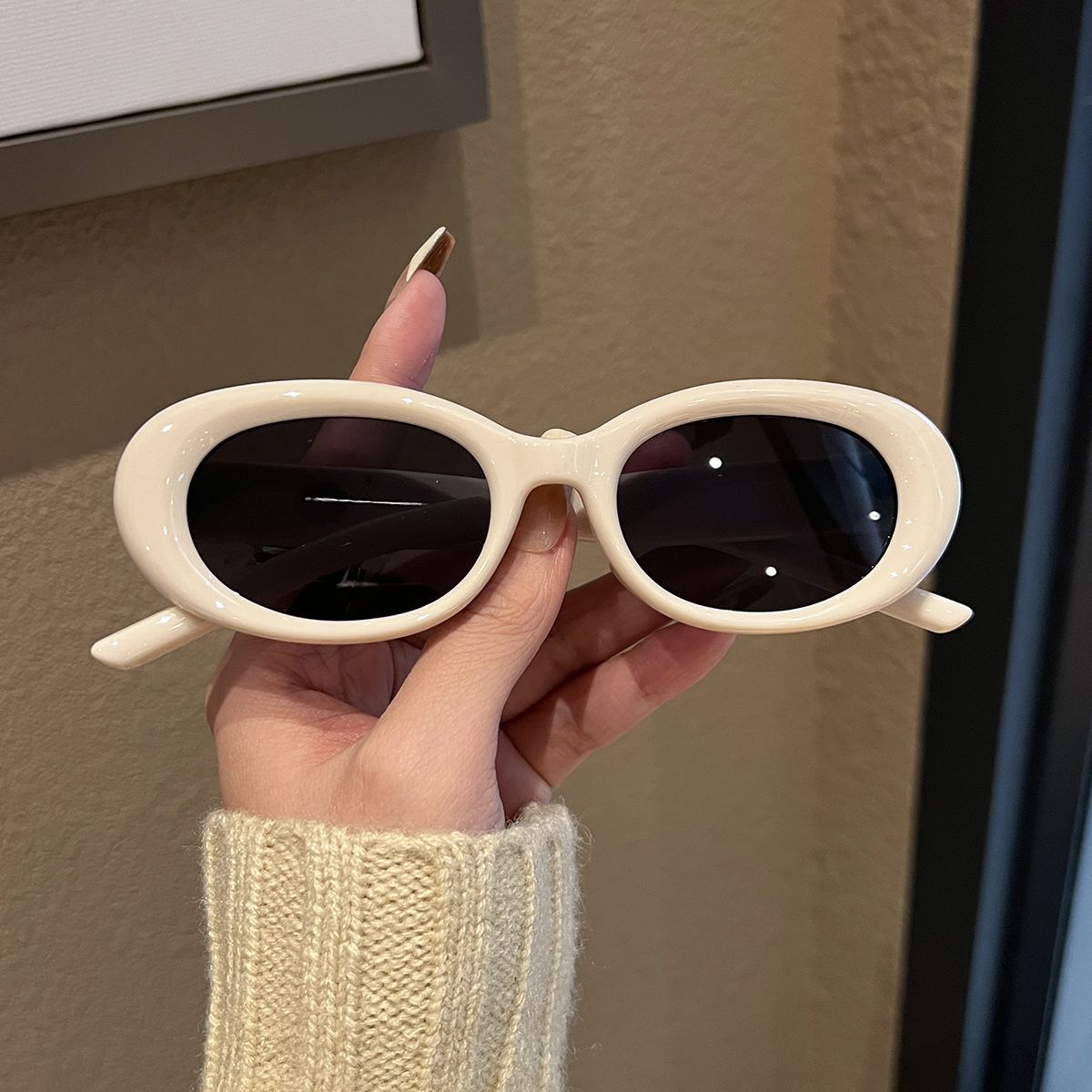 Curved-shaped sunglasses