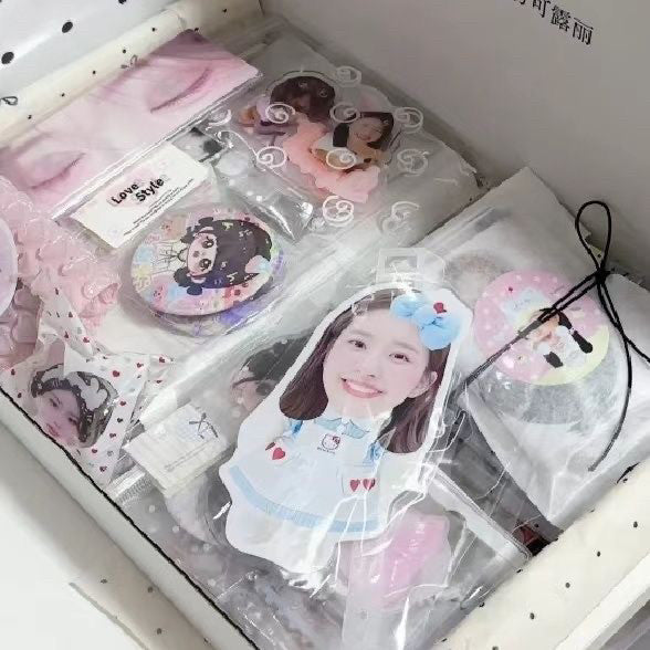 Customizable Collectible Cards with Acrylic