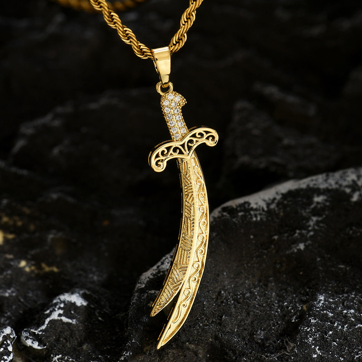 Delicate pendant necklace