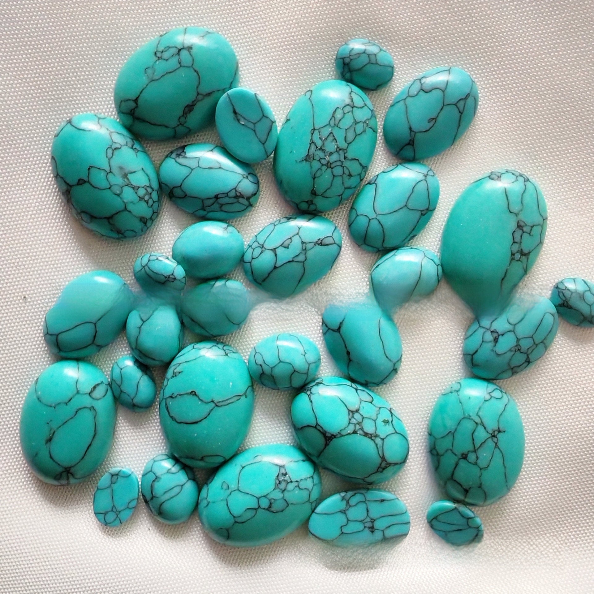 Denier-shaped blue pine turquoise oval ring surface