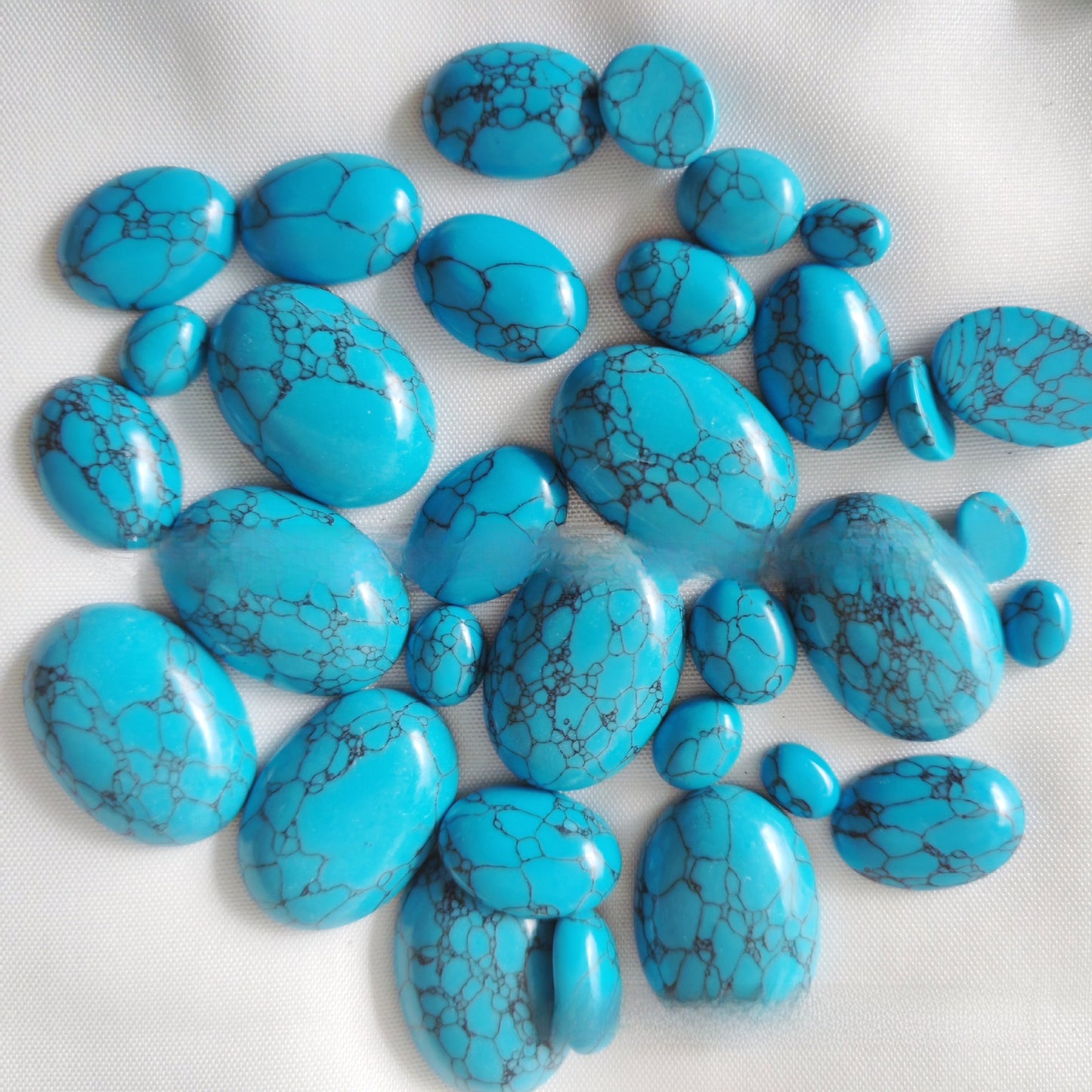 Denier-shaped blue pine turquoise oval ring surface