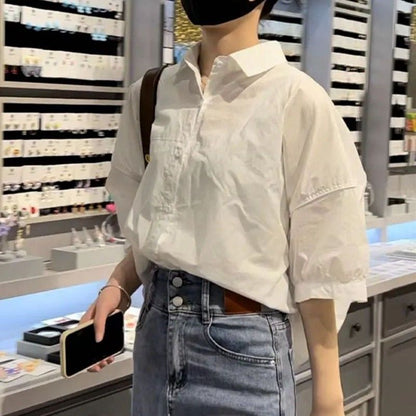 Design-inspired back-hole short-sleeved shirt