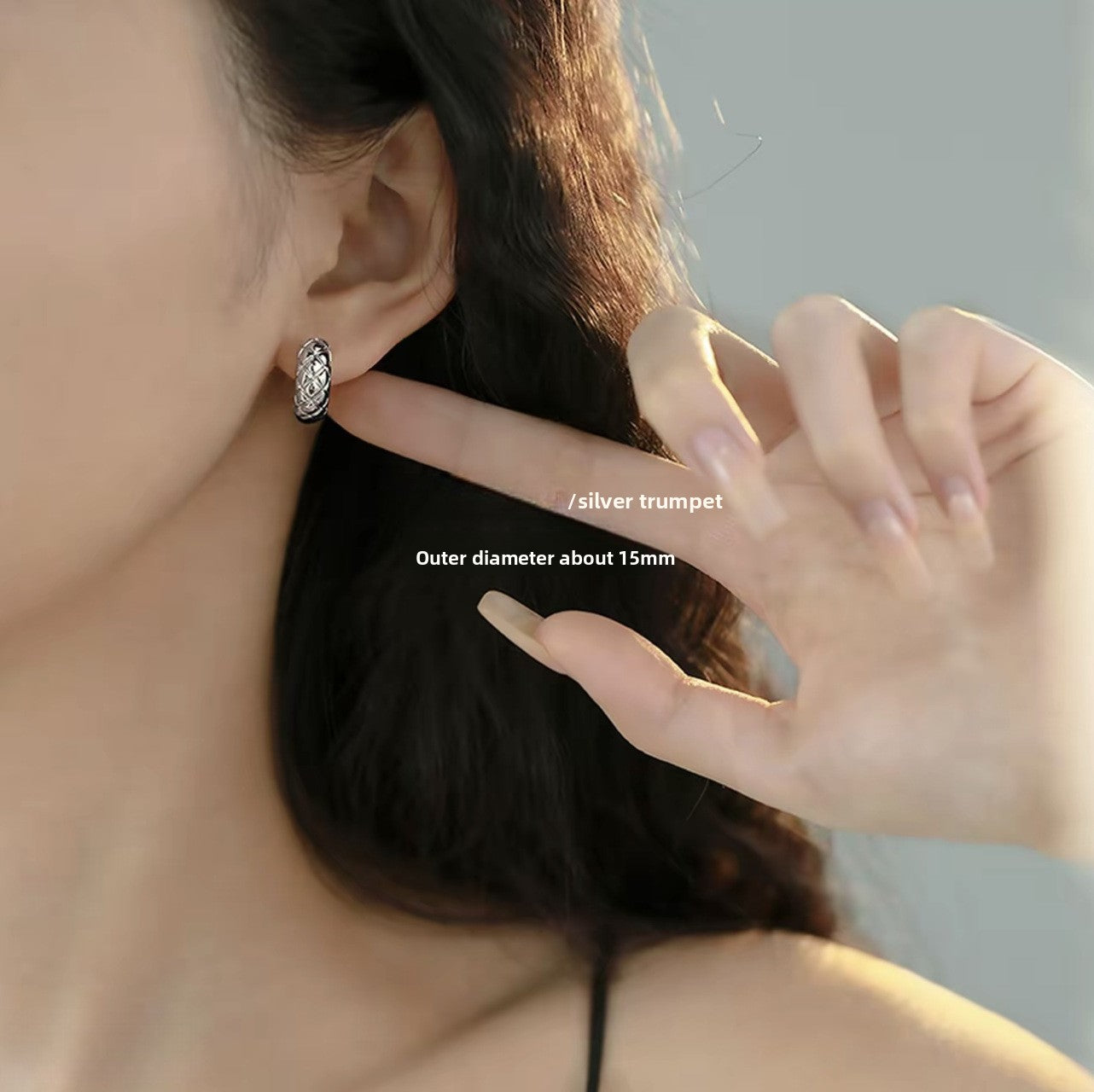 Diamond-pattern hoop earrings