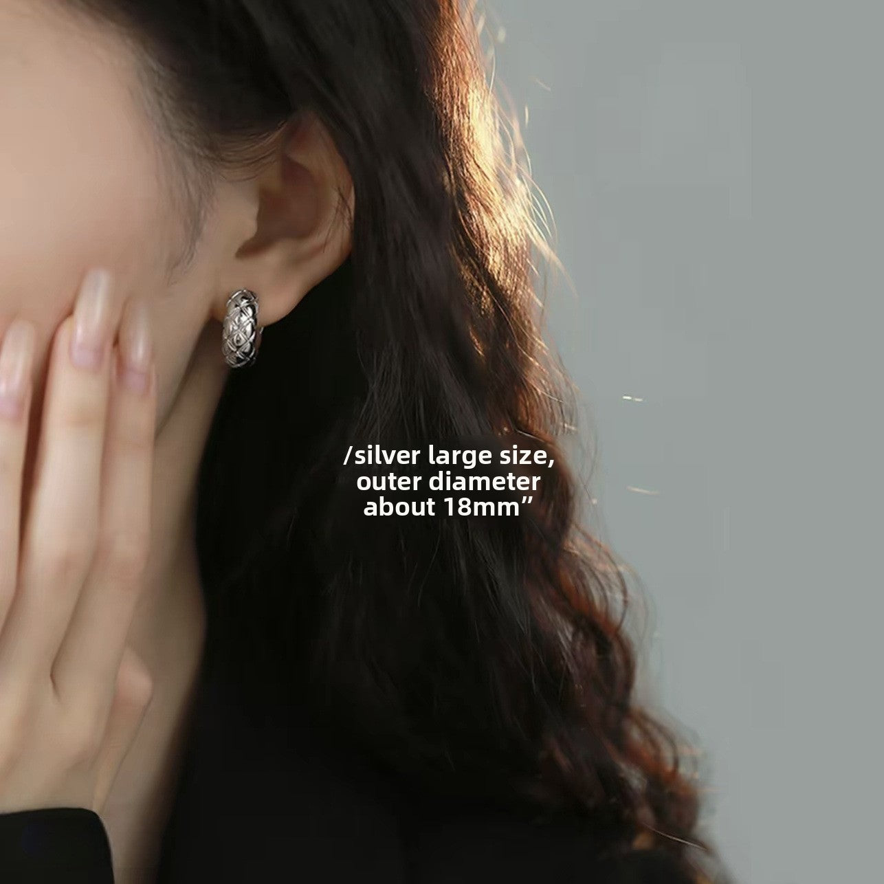 Diamond-pattern hoop earrings