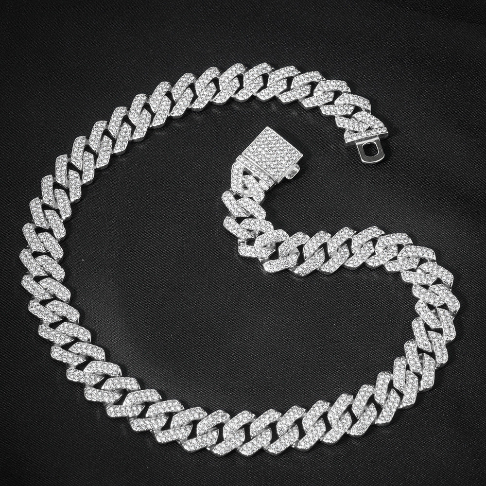 Diamond-shaped necklace