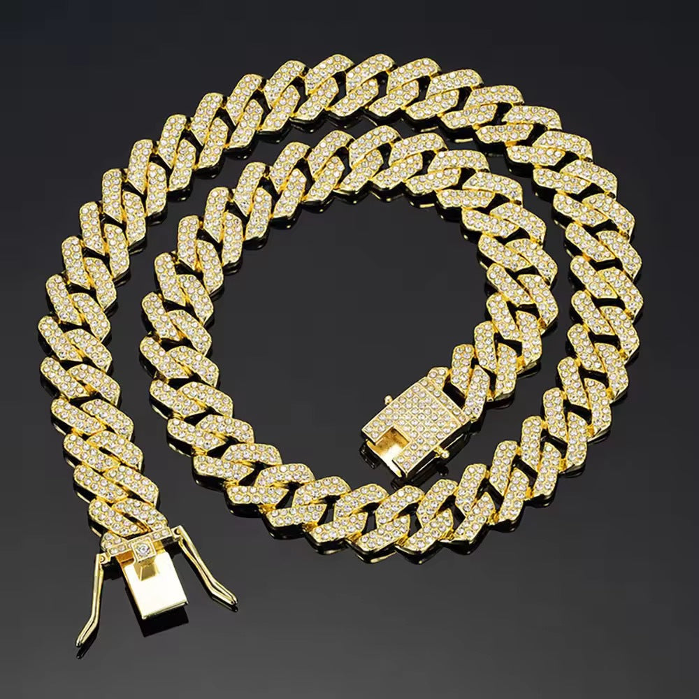 Diamond-shaped necklace