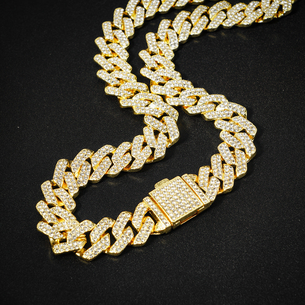 Diamond-shaped necklace