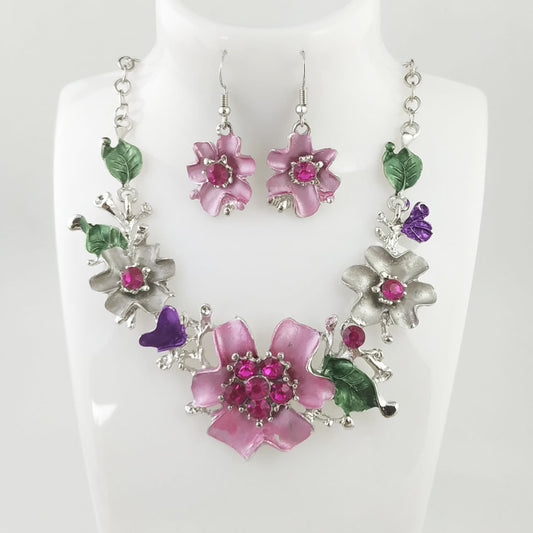 Diamond-studded necklace set accessory