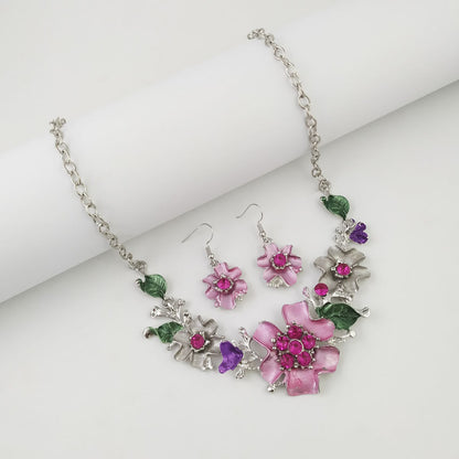 Diamond-studded necklace set accessory