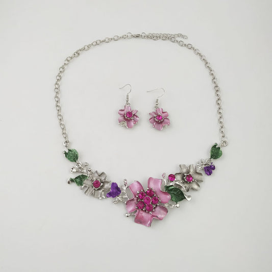 Diamond-studded necklace set accessory