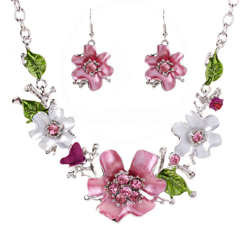 Diamond-studded necklace set accessory