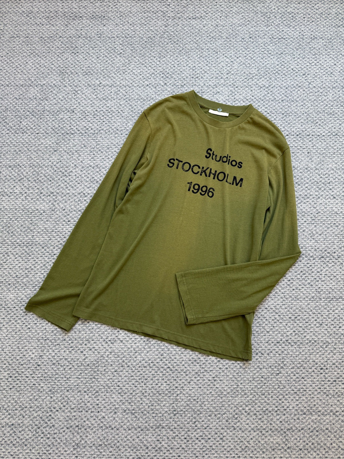Distressed letter long-sleeved T-shirt