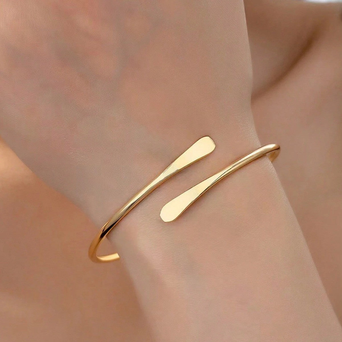 Double-ended flattened single-layer bracelet