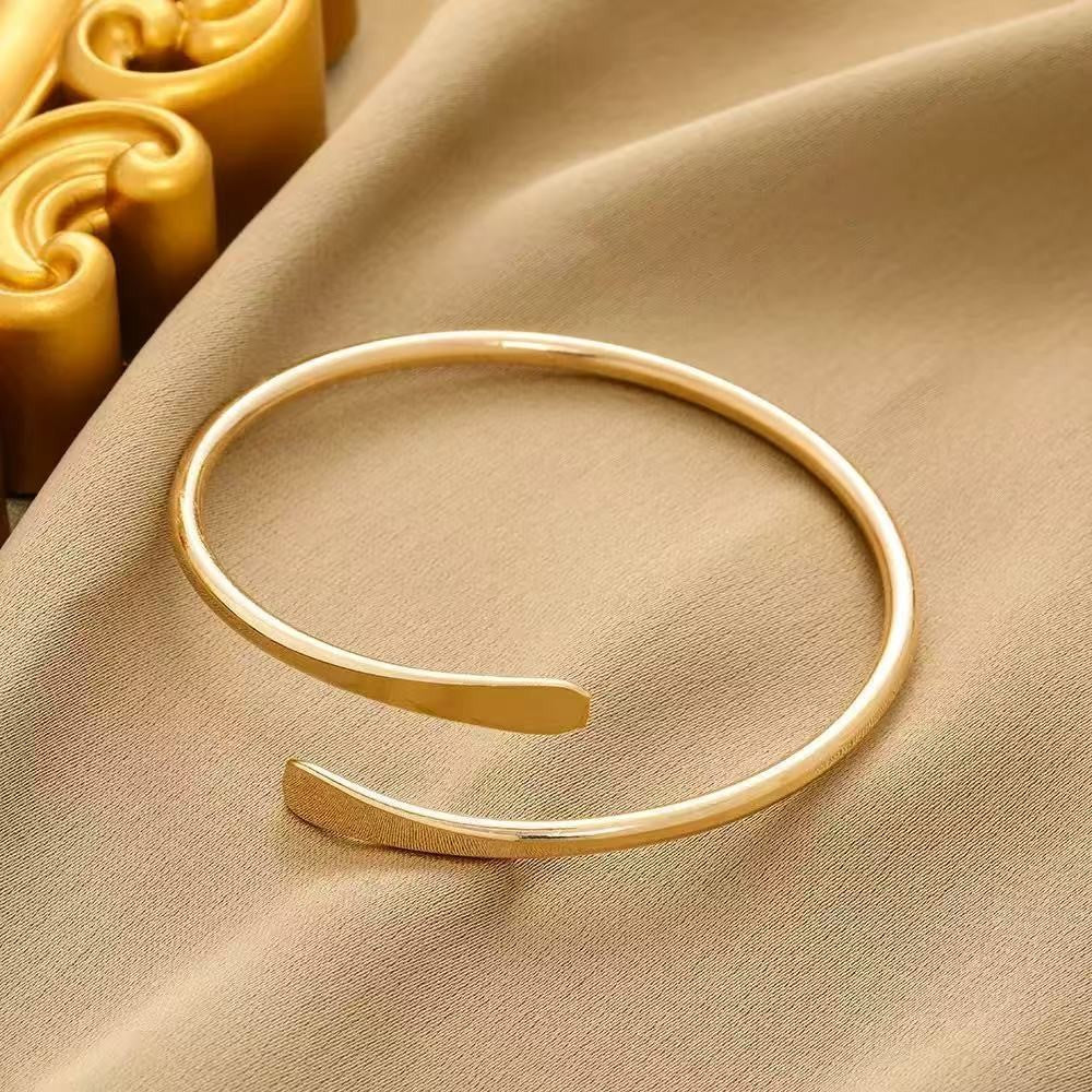Double-ended flattened single-layer bracelet