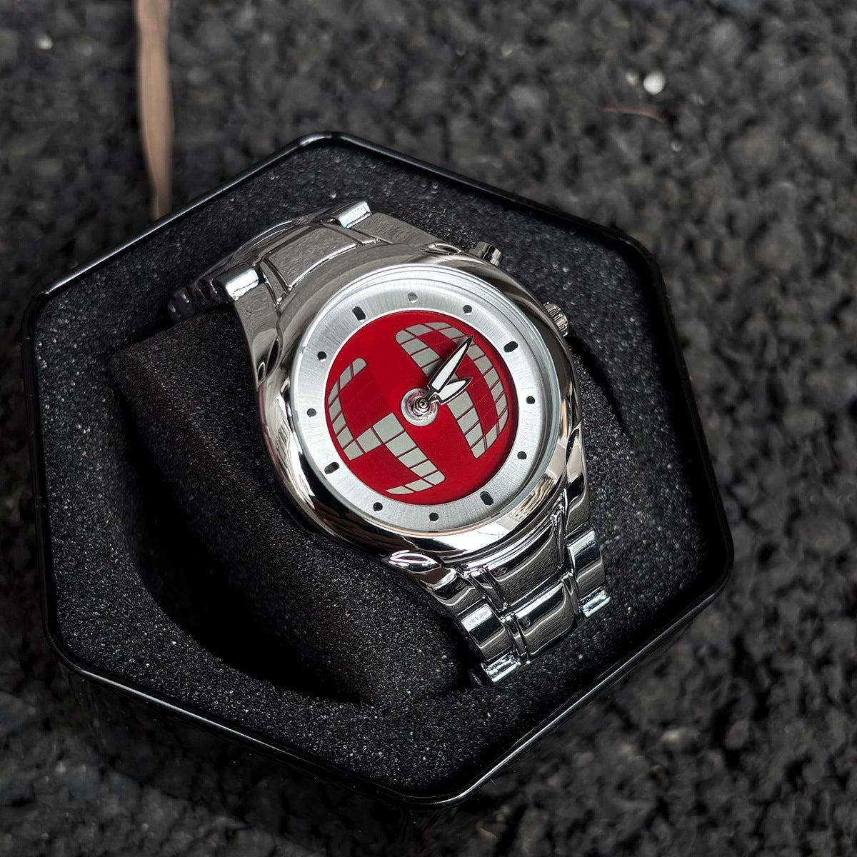 Dynamic circular men's watch