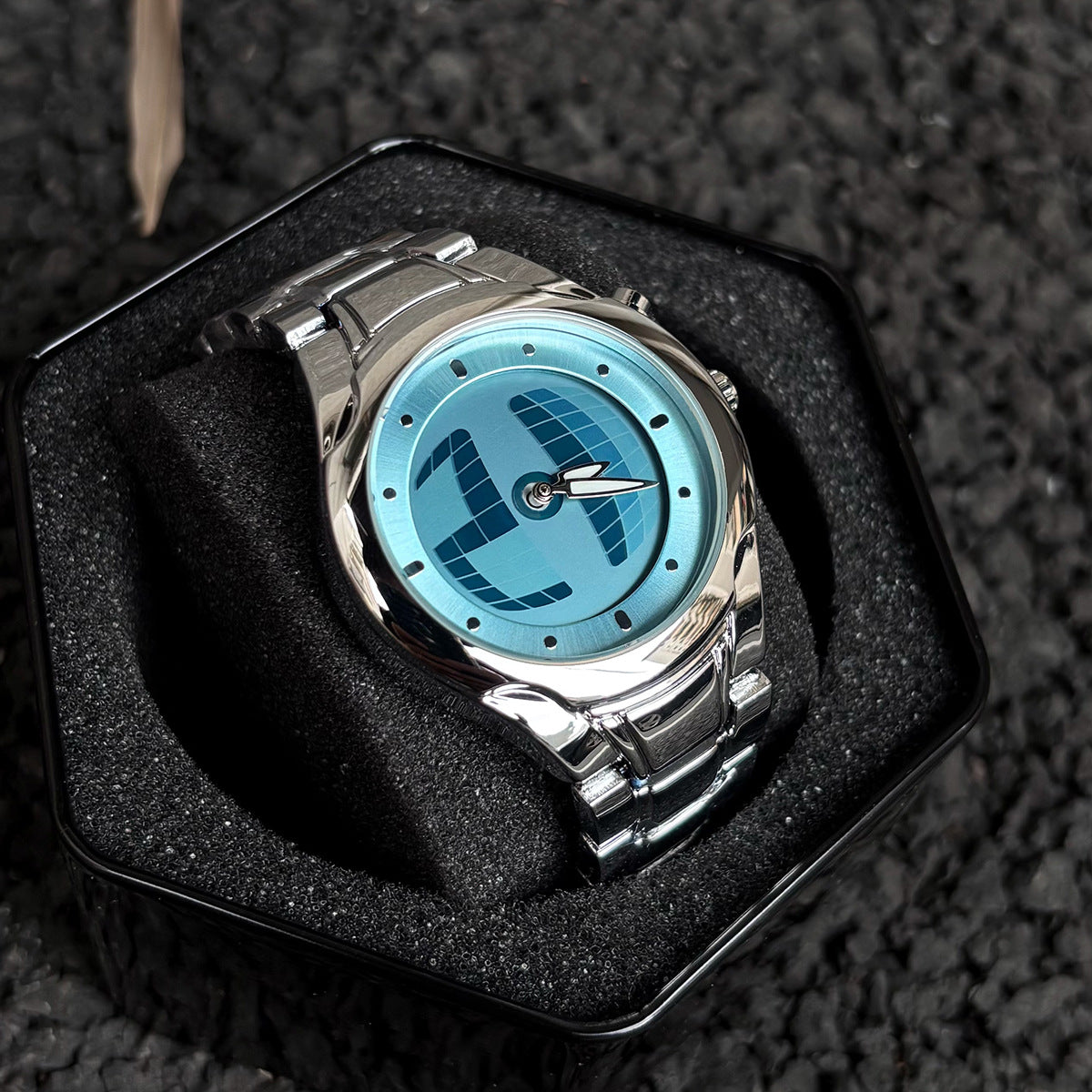 Dynamic circular men's watch