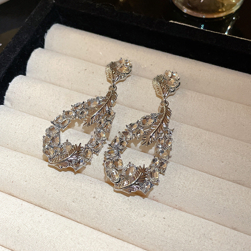 Earrings with a light luxury and high-end feel for women