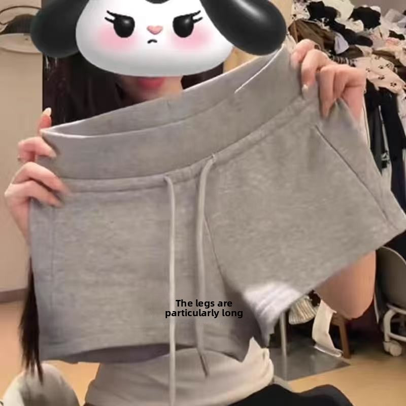 Elastic sports shorts for women