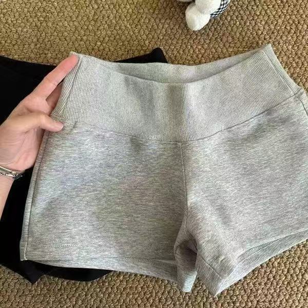 Elastic sports shorts for women