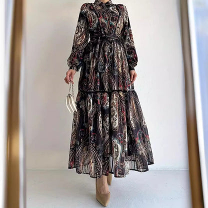 Elegant dress with a printed belt