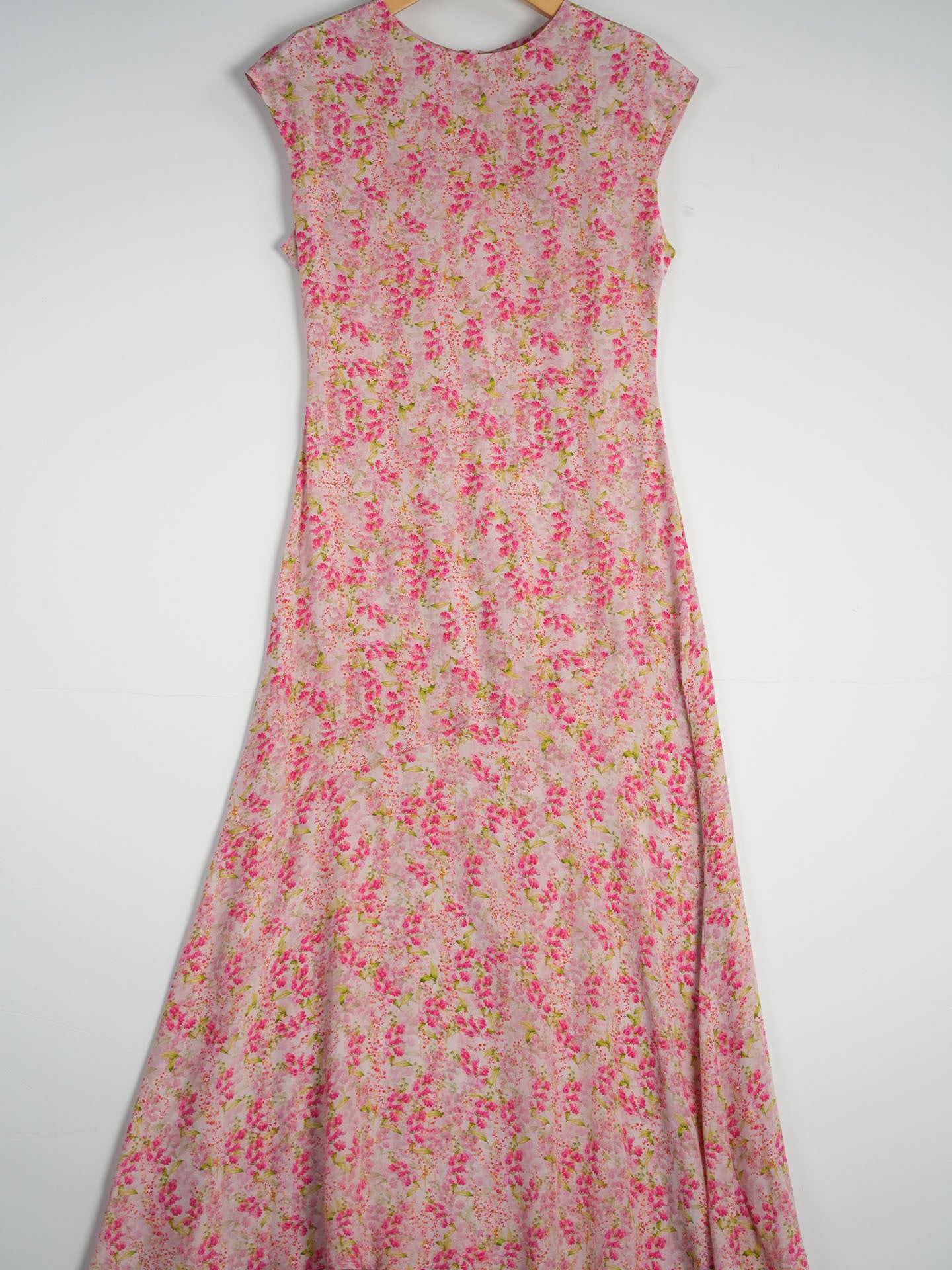 Elegant Floral Print Silk Dress with Waist Cinching