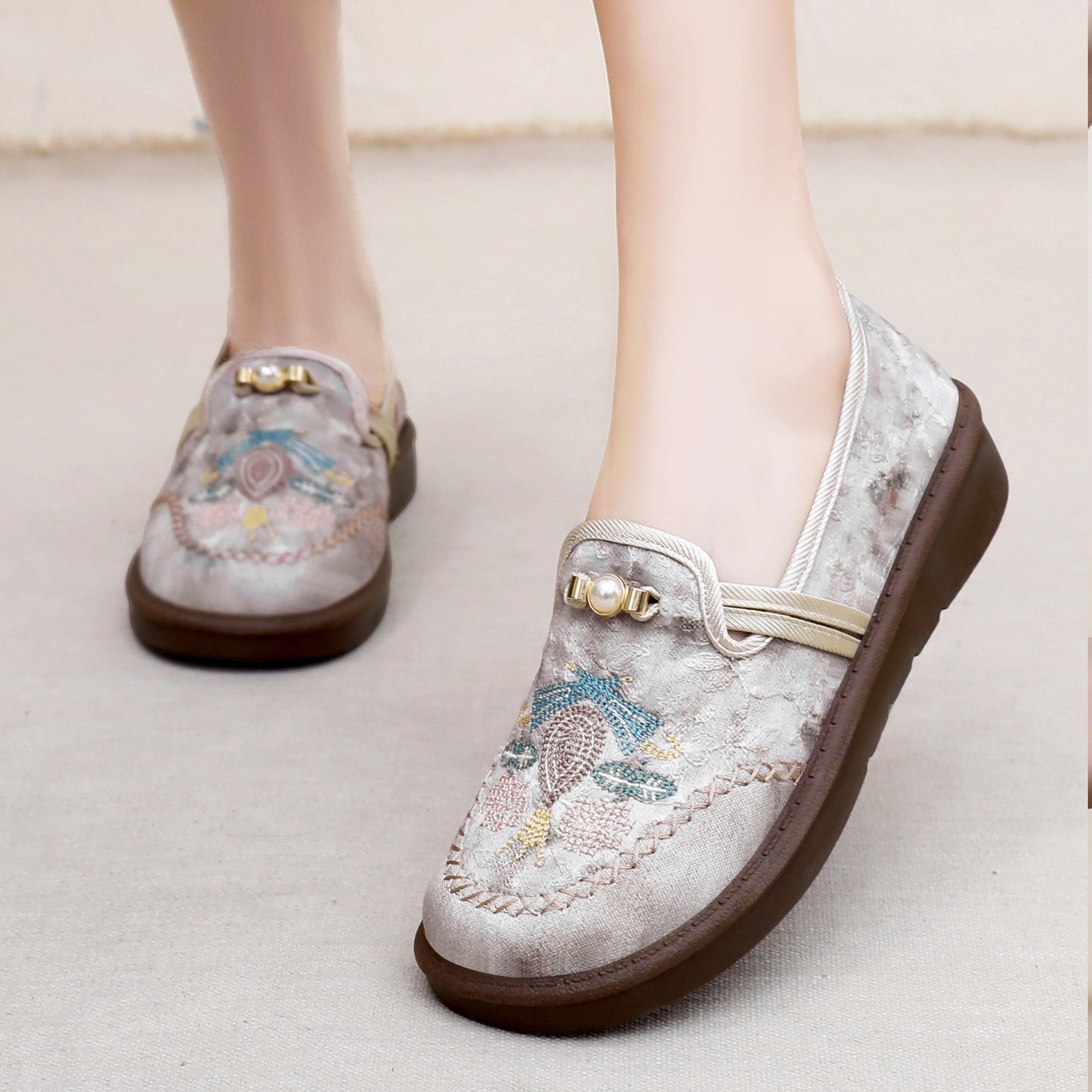 Embroidered casual cloth slipons