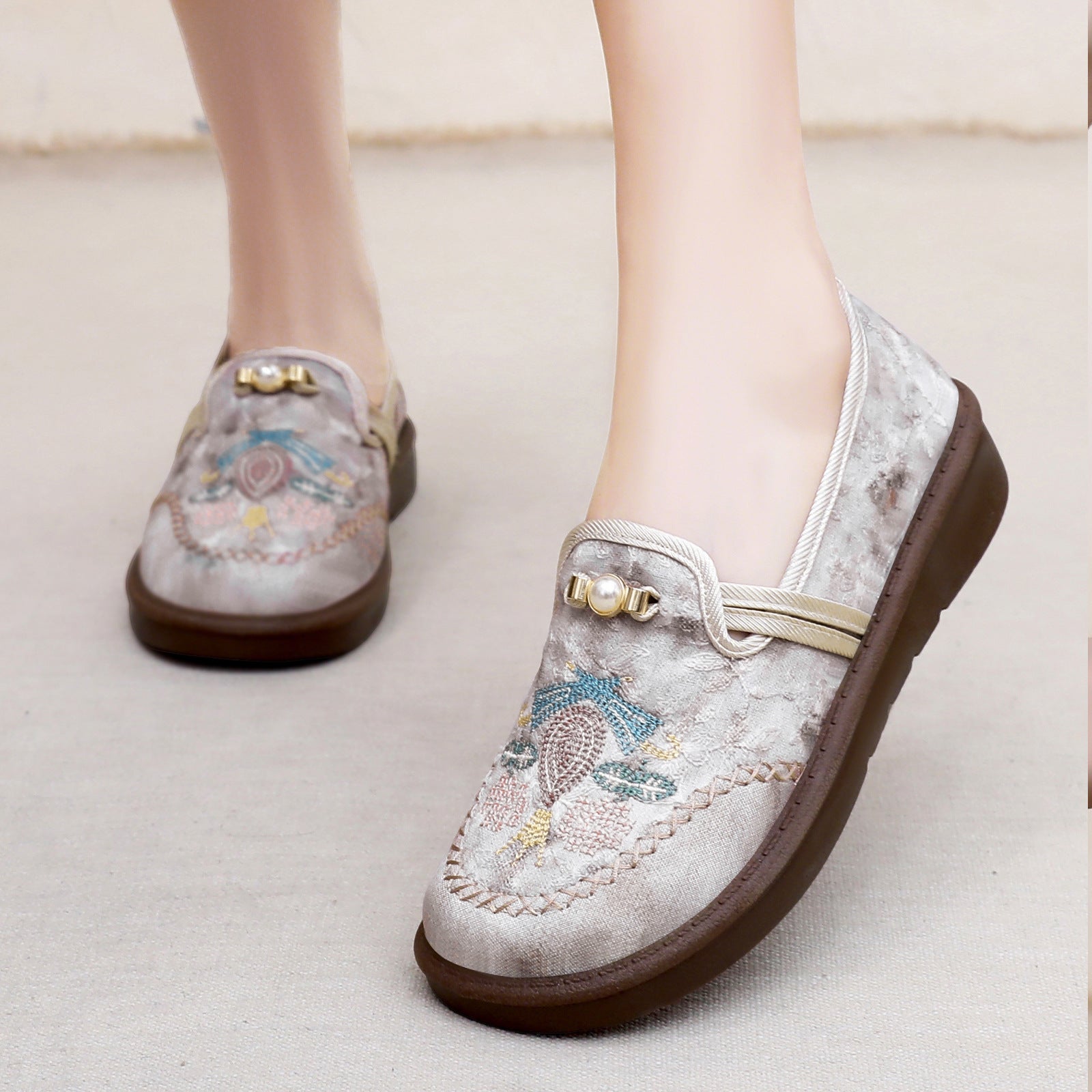 Embroidered casual cloth slipons