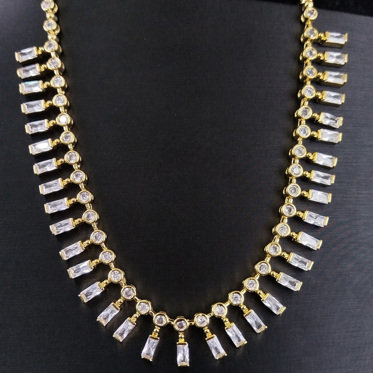 Emerald choker necklace
