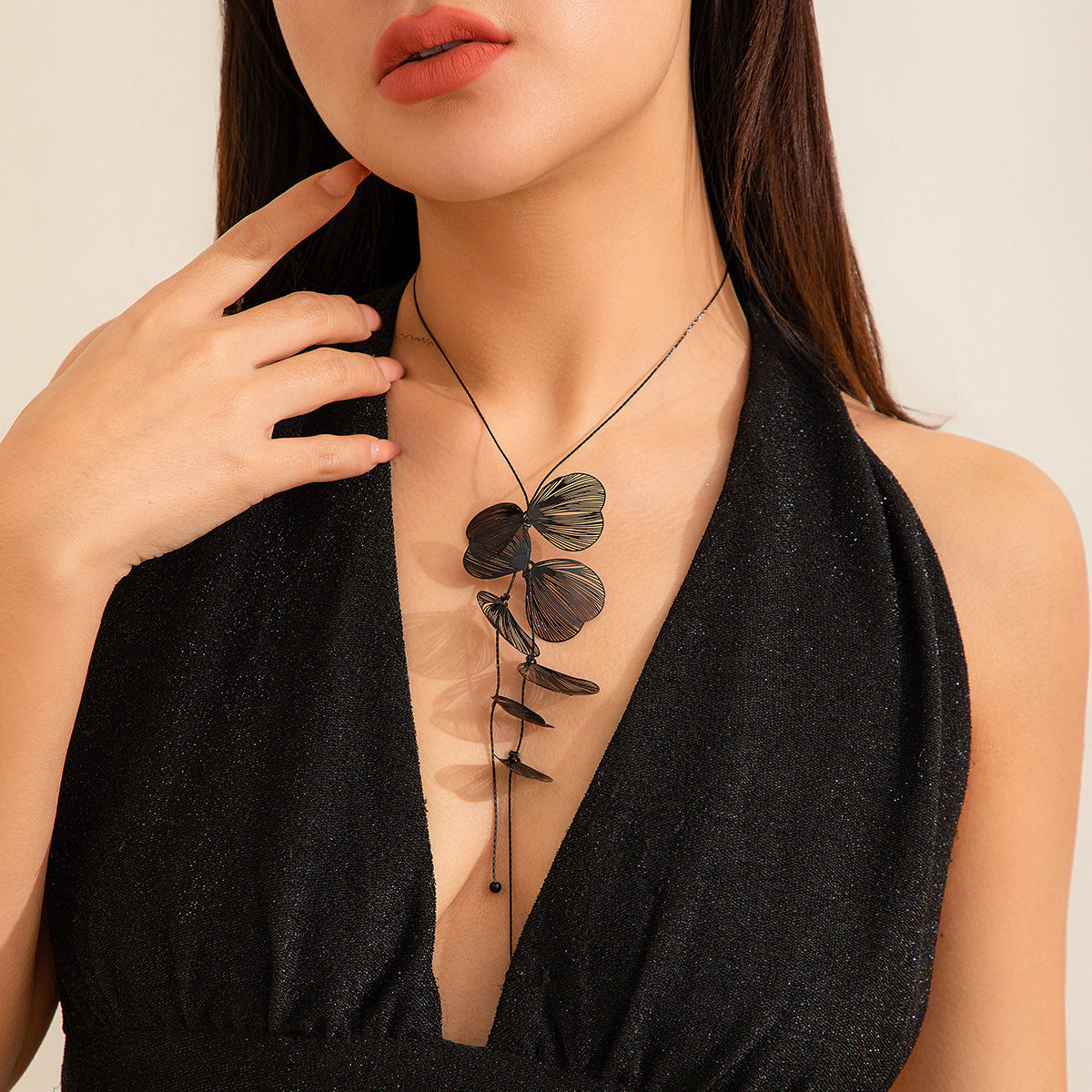 Europe and the United States cross-border jewelry niche ginkgo leaf tassel necklace sweet cool style design retro pull collar choker