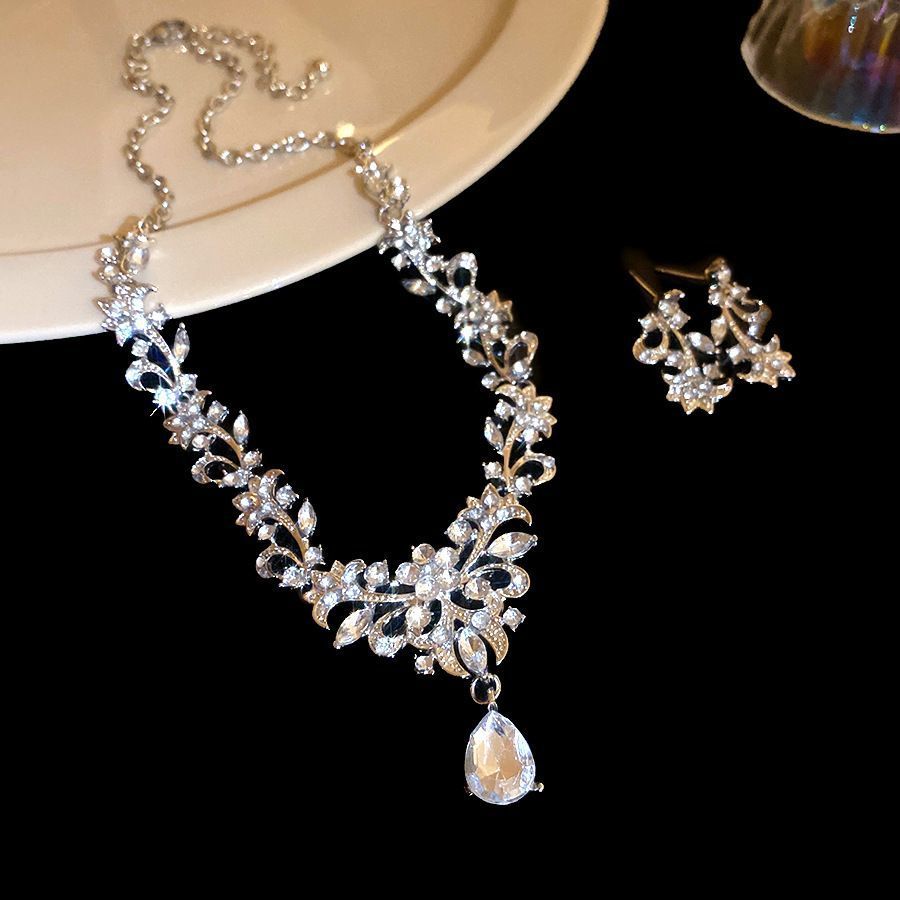 Exquisite diamond-set drop pearl necklace