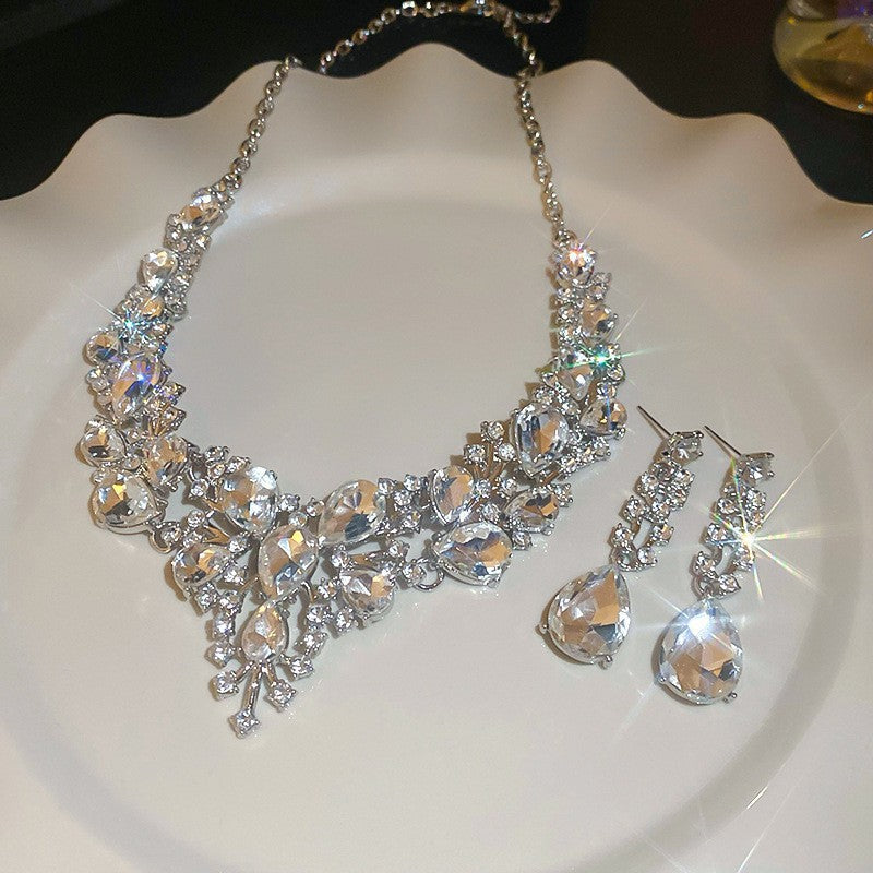 Exquisite diamond-set drop pearl necklace