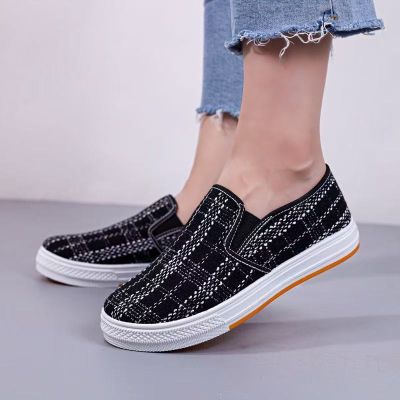 Fashionable and breathable white sneakers