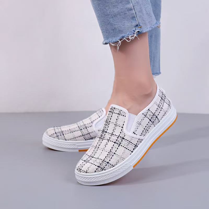 Fashionable and breathable white sneakers