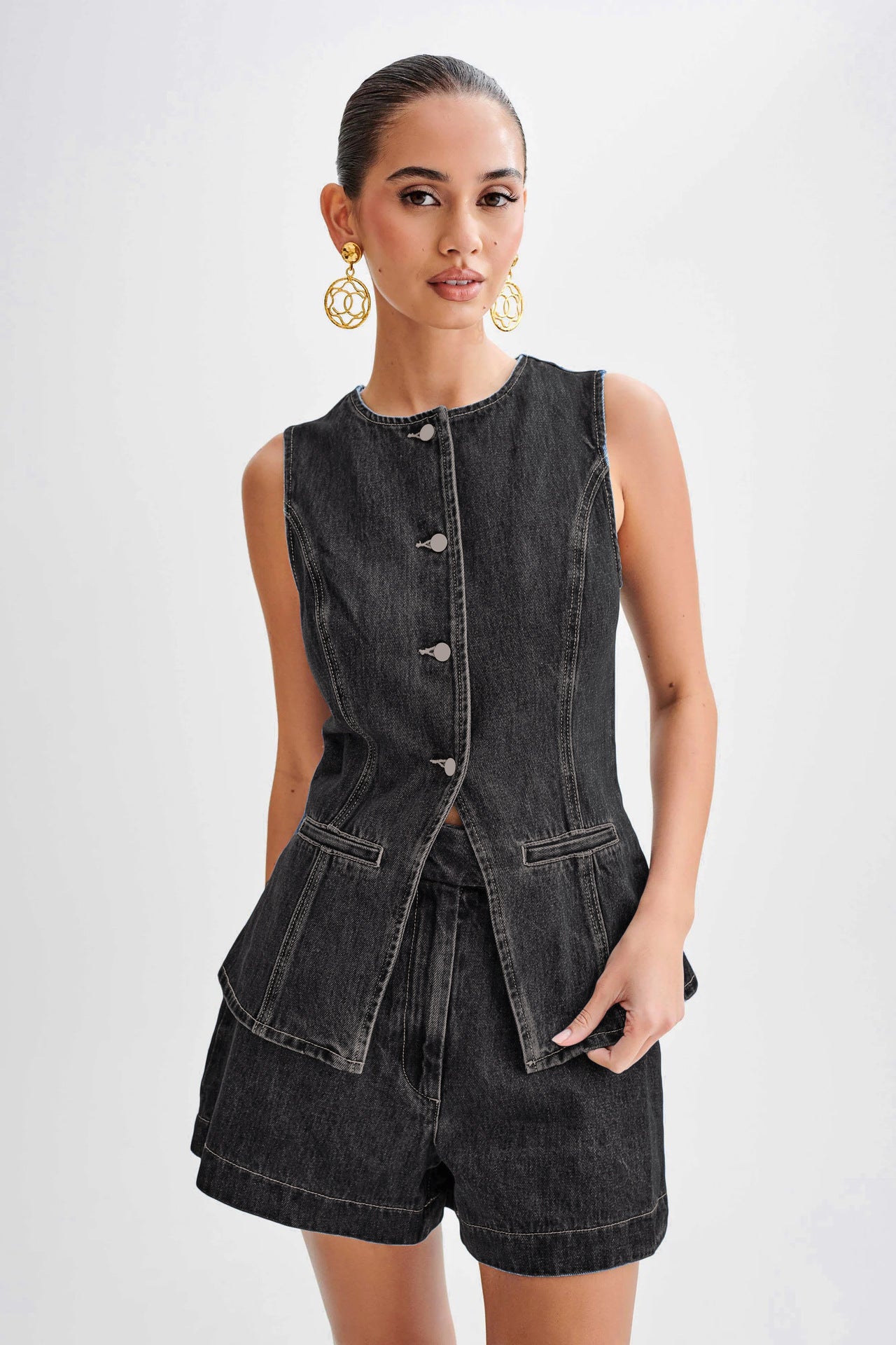 Fashionable and casual sleeveless high-waisted women's denim shorts