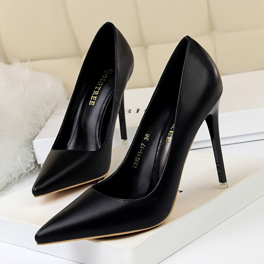 Fashionable and minimalist women's shoes