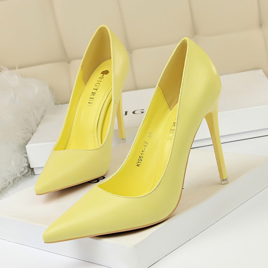 Fashionable and minimalist women's shoes