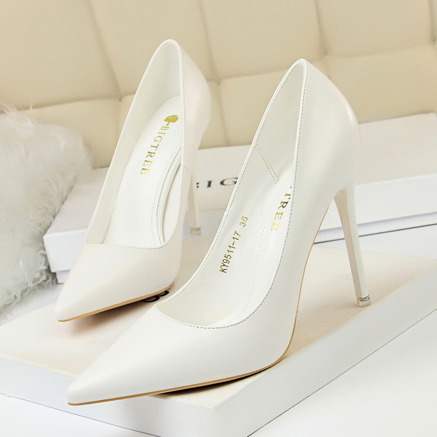 Fashionable and minimalist women's shoes