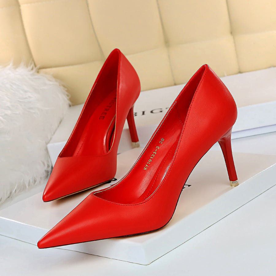 Fashionable and minimalist women's shoes