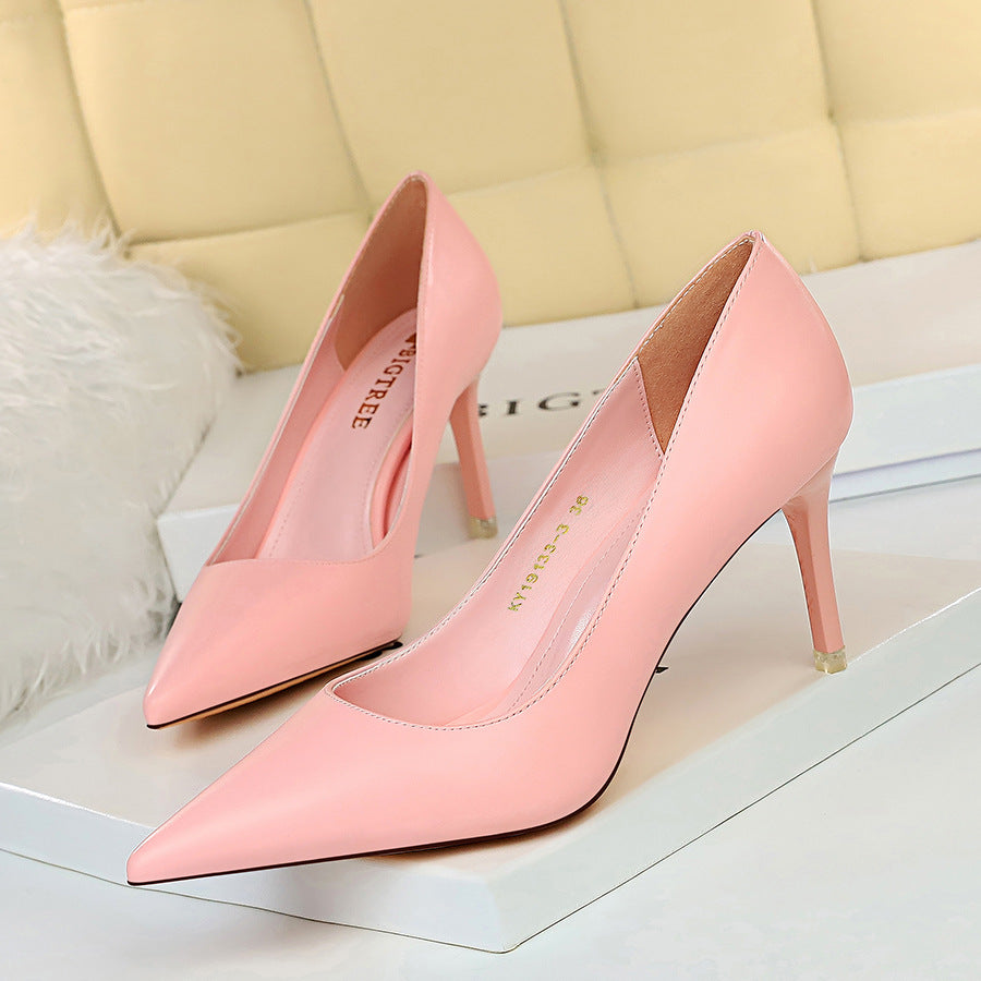 Fashionable and minimalist women's shoes