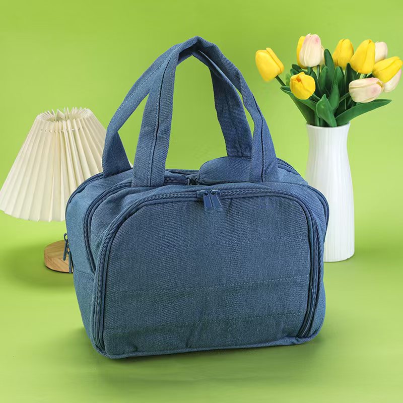 Fashionable and Simple Makeup Bag