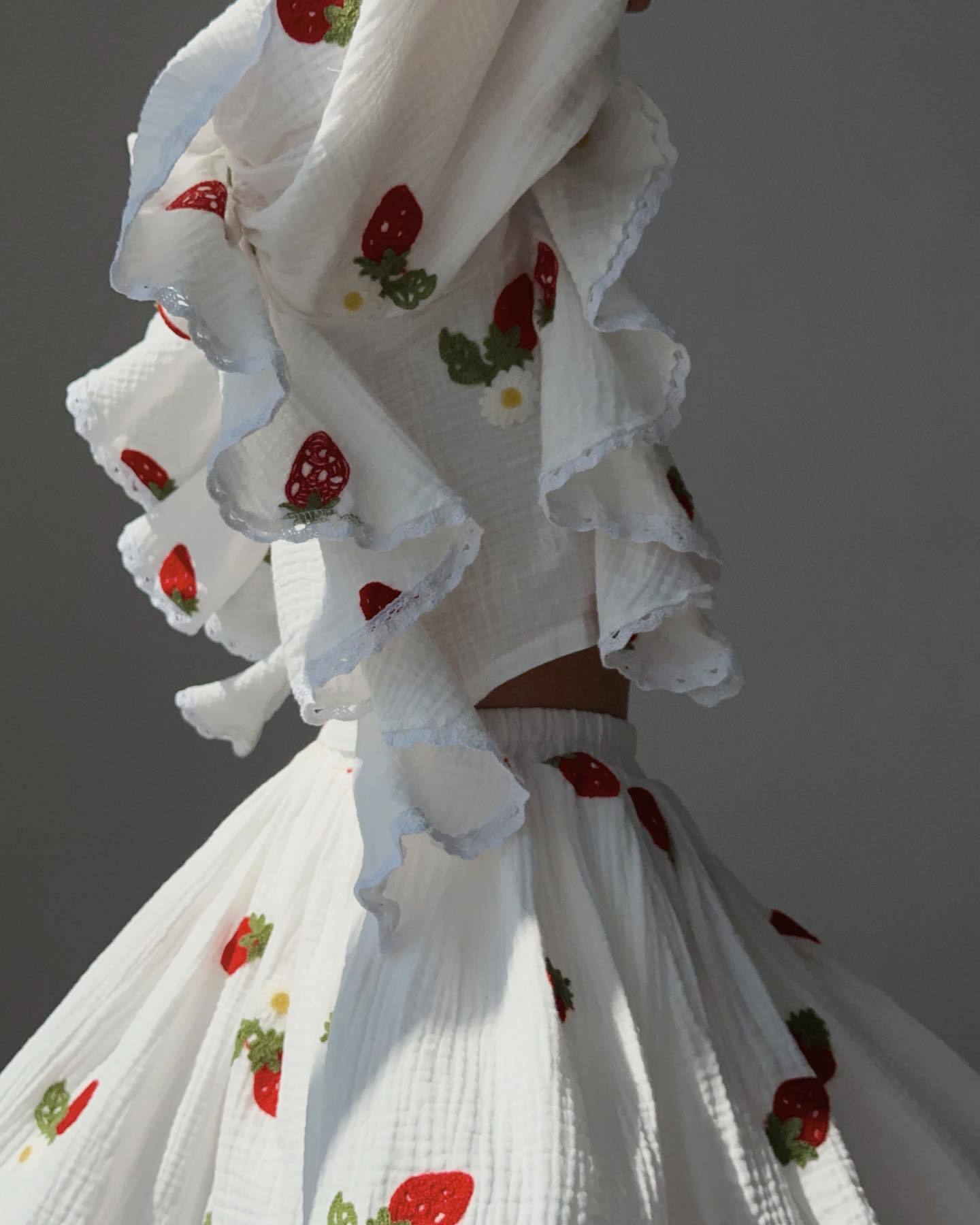 Fashionable cotton and linen style ruffled strawberry print short skirt set