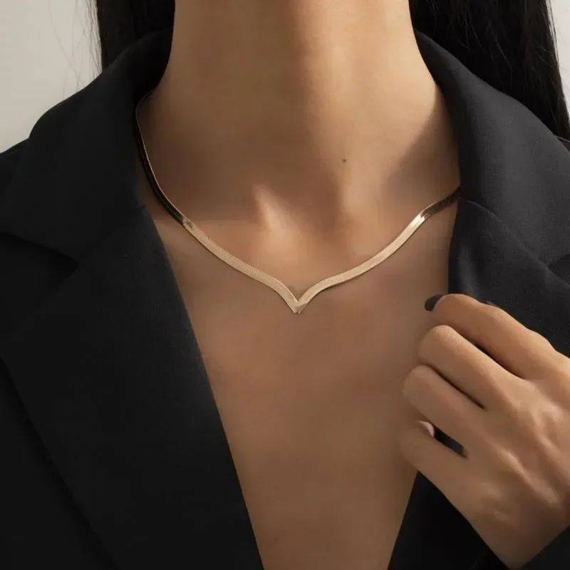Fashionable flat snake bone necklace