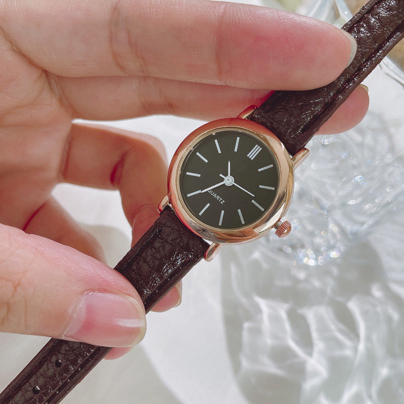 Fashionable Retro Small Round Quartz Watch for Women