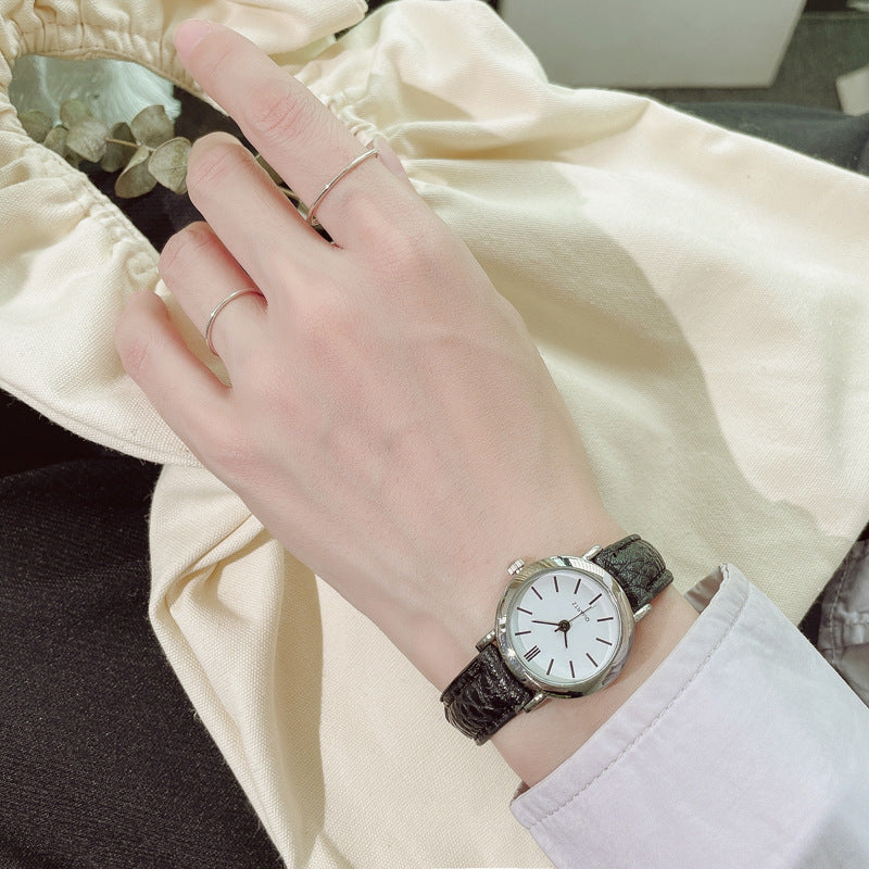 Fashionable Retro Small Round Quartz Watch for Women