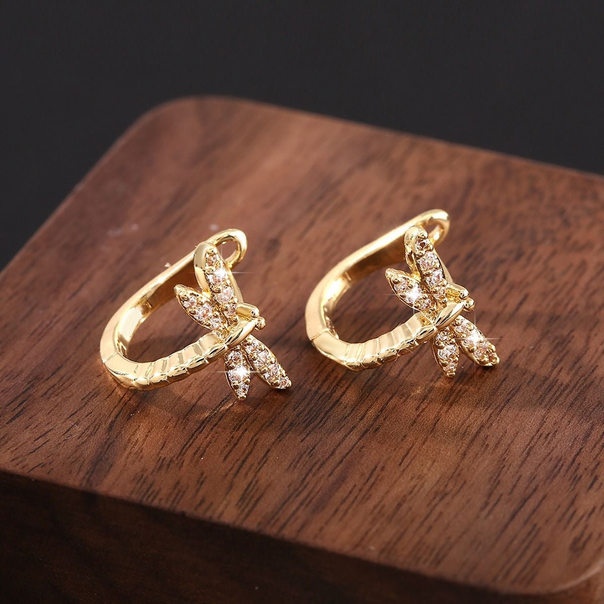 Fashionable stud earrings, versatile