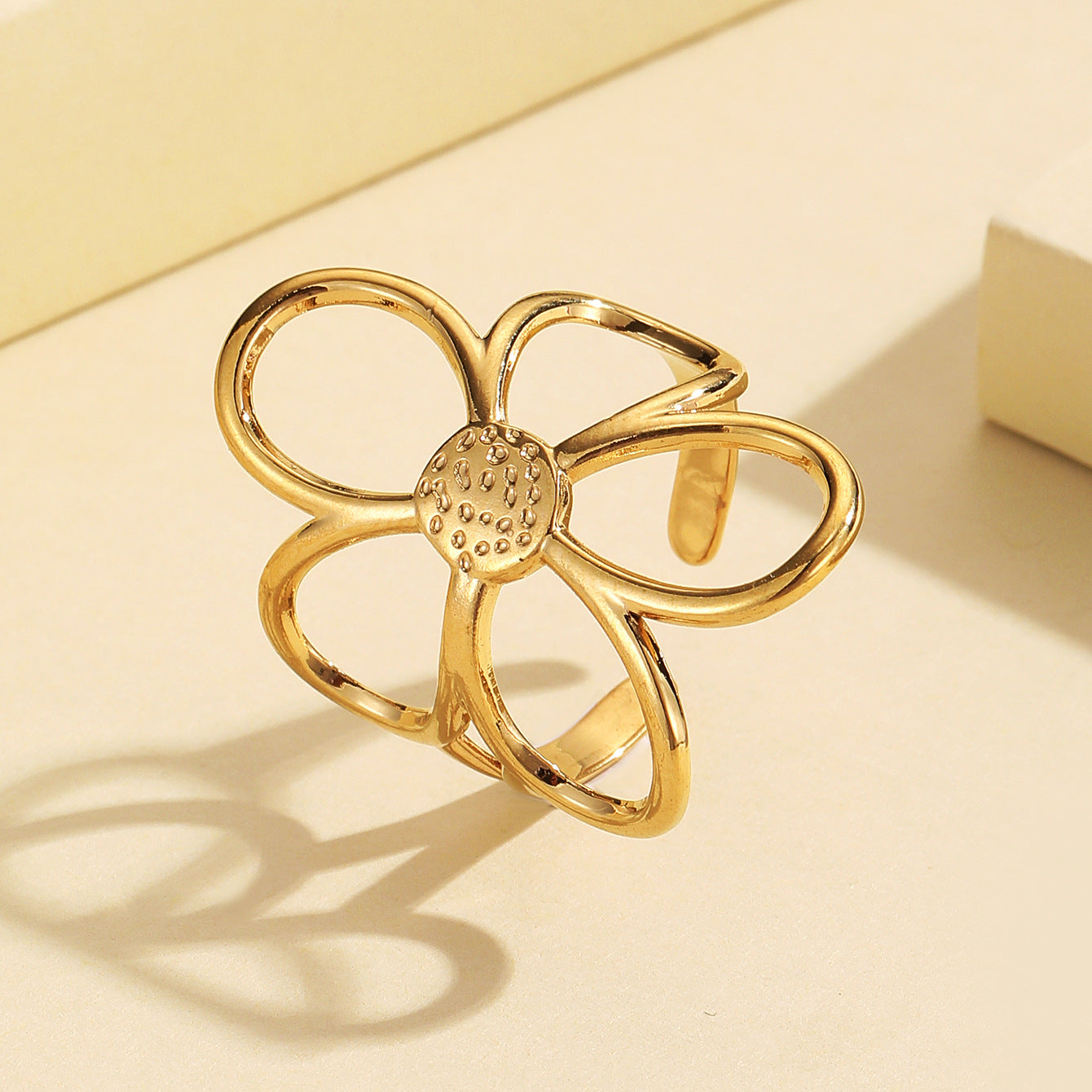 Fashionable versatile ring