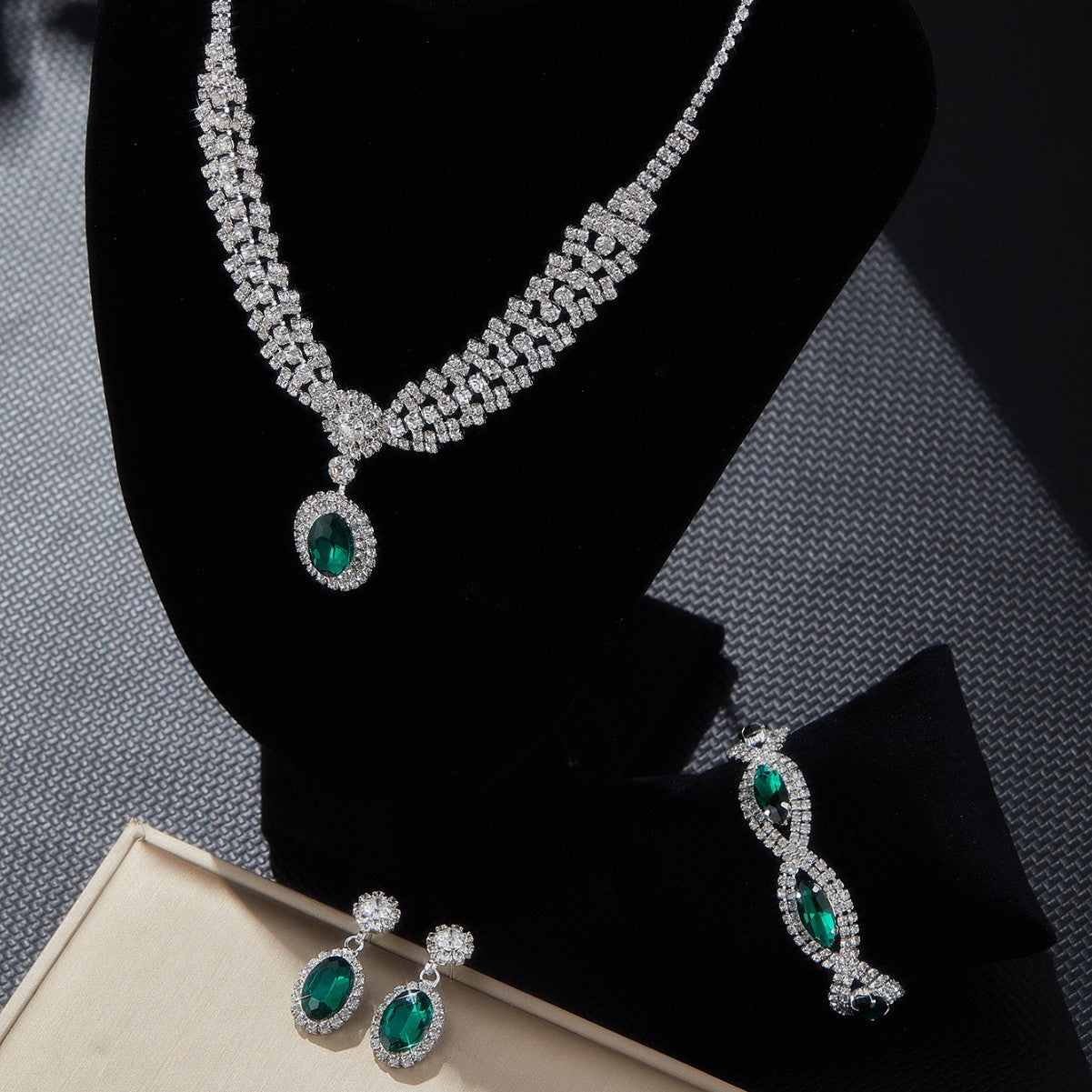 New European & American Style Luxury Sapphire Necklace Set