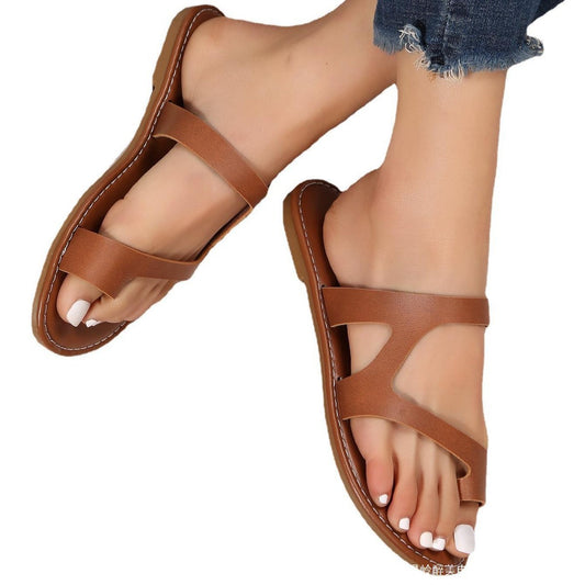 Flat-bottomed beach sandals